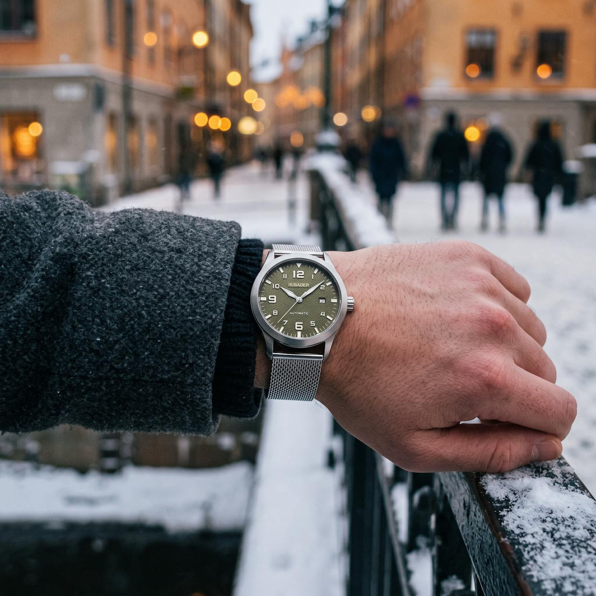 Automatisk klocka på handleden i vintrigt Stockholm