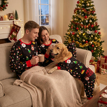 Par och hund i matchande julpyjamas