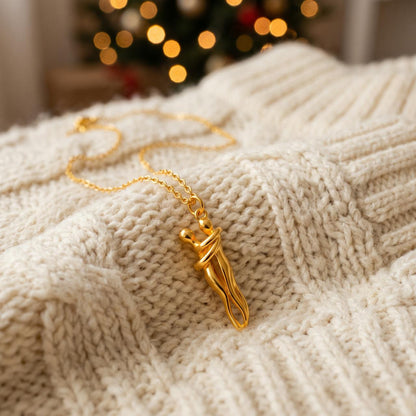 Kram-halsband i guld på stickad tröja