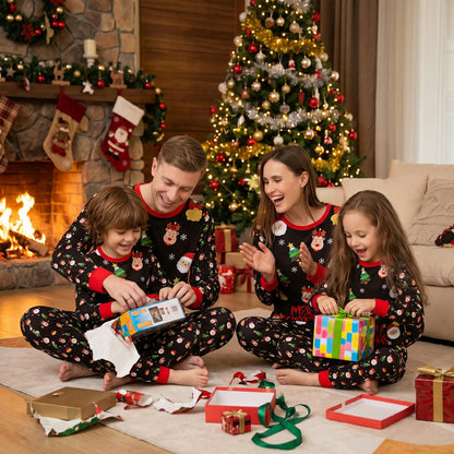 Familjen i matchande julpyjamas på julmorgonen
